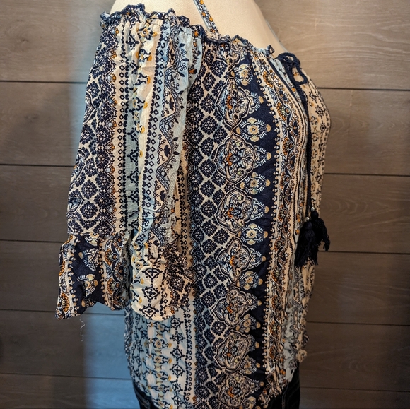 Women's Blouse - Picture 2 of 4